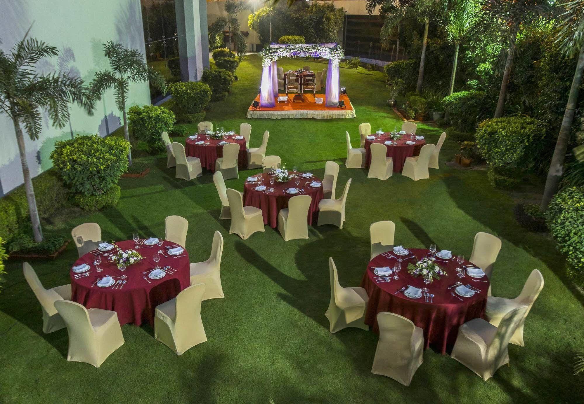 Courtyard By Marriott Ahmedabad Hotel Buitenkant foto